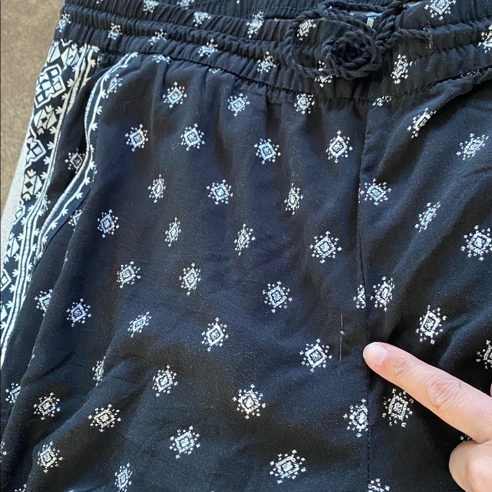 Old Navy Black and White Patterned Pants - Picture 4 of 5